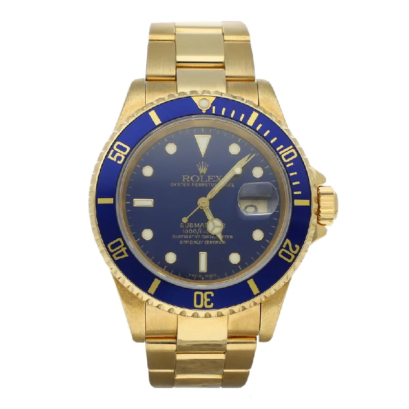 Reloj Rolex para caballero modelo Oyster Perpetual Date Submariner en oro amarillo 18 kilates.