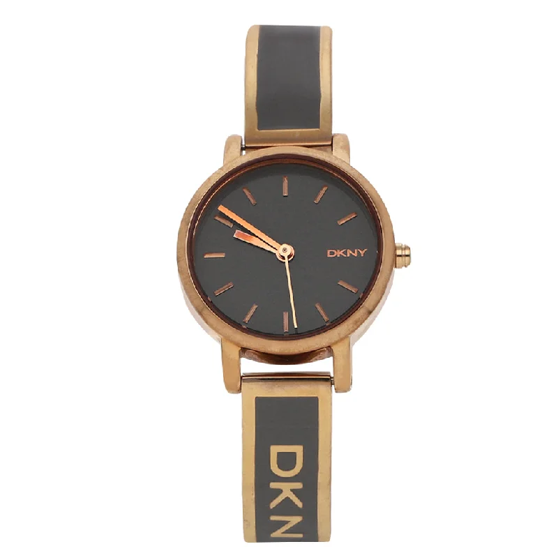 Reloj DKNY para dama en acero / chapa.